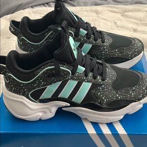 Women’s adidas Magmur Runner!